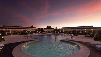 Hồ bơi ngoài trời phục vụ theo mùa