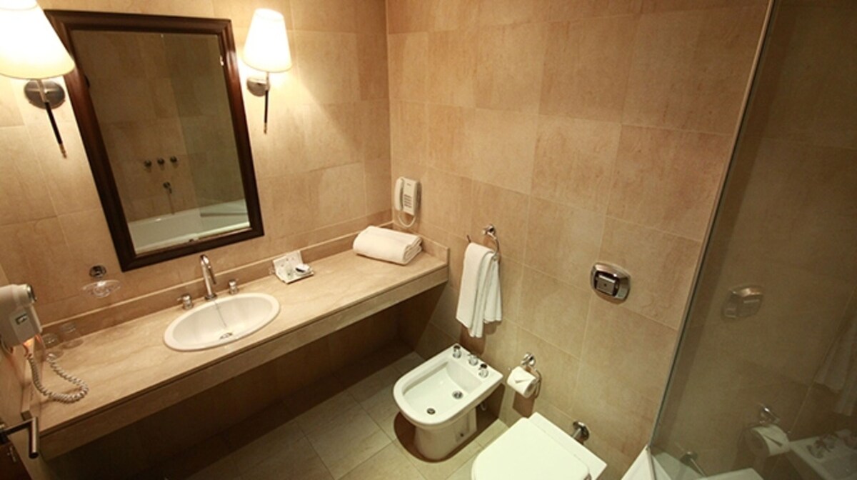 Ducha y bañera combinadas y artículos de higiene personal gratuitos