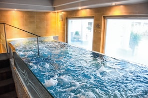 屋内スパ浴槽
