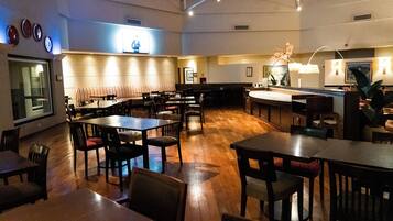 Bao gồm bữa sáng đầy đủ hàng ngày