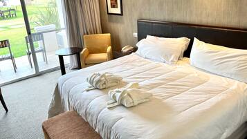 Cubrecamas, minibar y caja de seguridad en la habitación