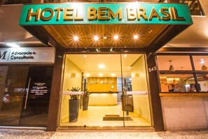 Das Hotel Bem Brasil mit einer auffälligen Schrifttafel, einem durch die Glasüren einsehbaren Empfangsbereich und der Zahl '343' auf der rechten Seite.