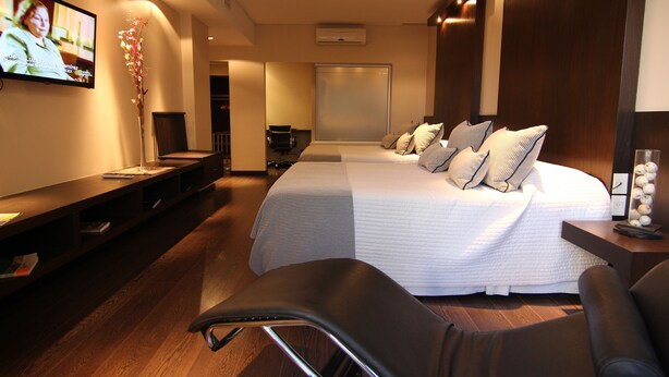 A hotel room with a large bed, a TV, a desk, and a chair. - 646 Hotel Balcarce (Balcarce)