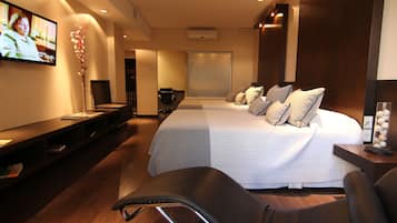 Ropa de cama de alta calidad y caja de seguridad en la habitación
