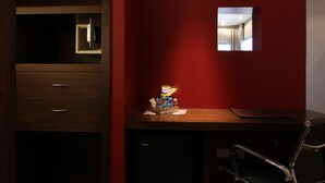 A small desk with a chair, a mirror, and a snack basket. - 646 Hotel Balcarce (Balcarce)