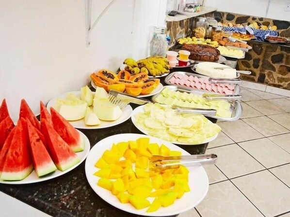 A buffet with various fruits and dishes. - Hotel Marilia (Porto Seguro)