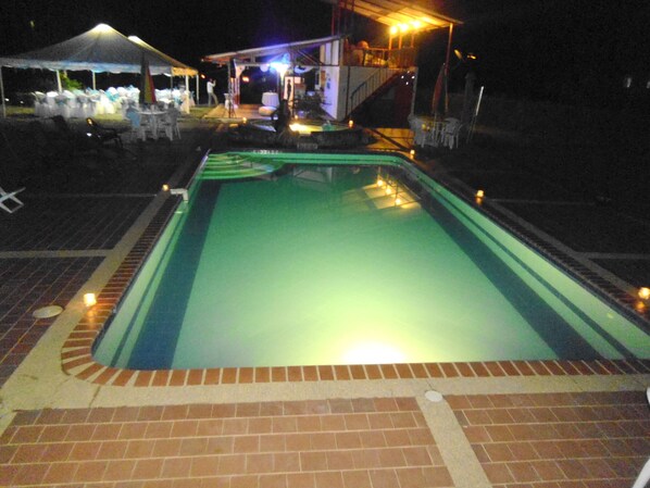 Una piscina al aire libre