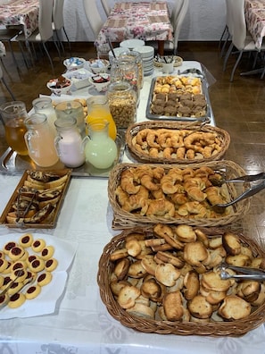 A buffet table with various food items and beverages. - Hotel Frasis (San Clemente)
