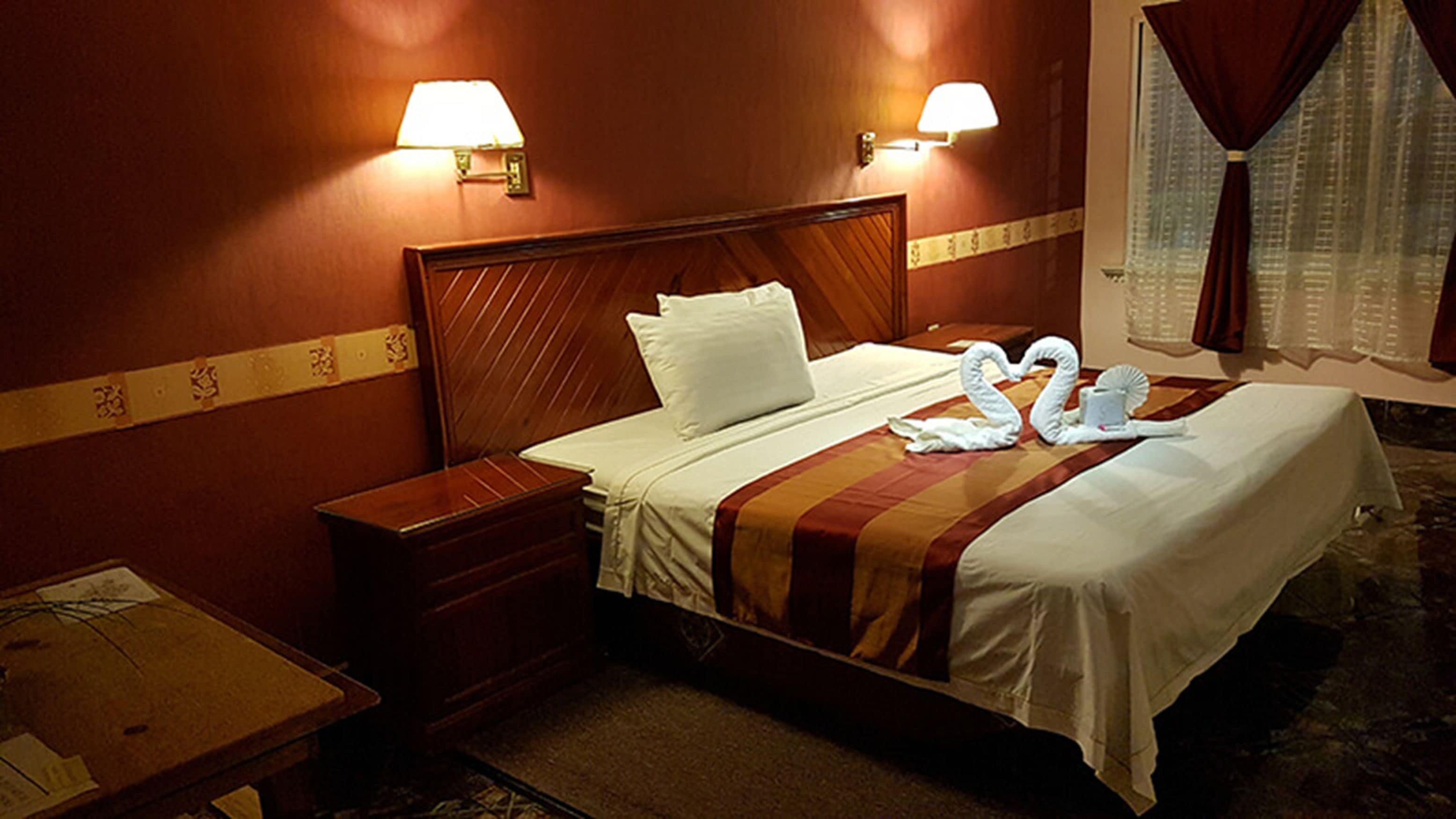 Room, 1 King Bed, Non Smoking | Iron/ironing board, free WiFi, bed sheets