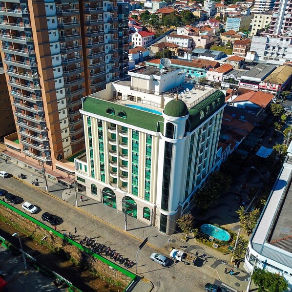 Vista frontal de la propiedad