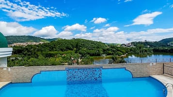 Hồ bơi ngoài trời