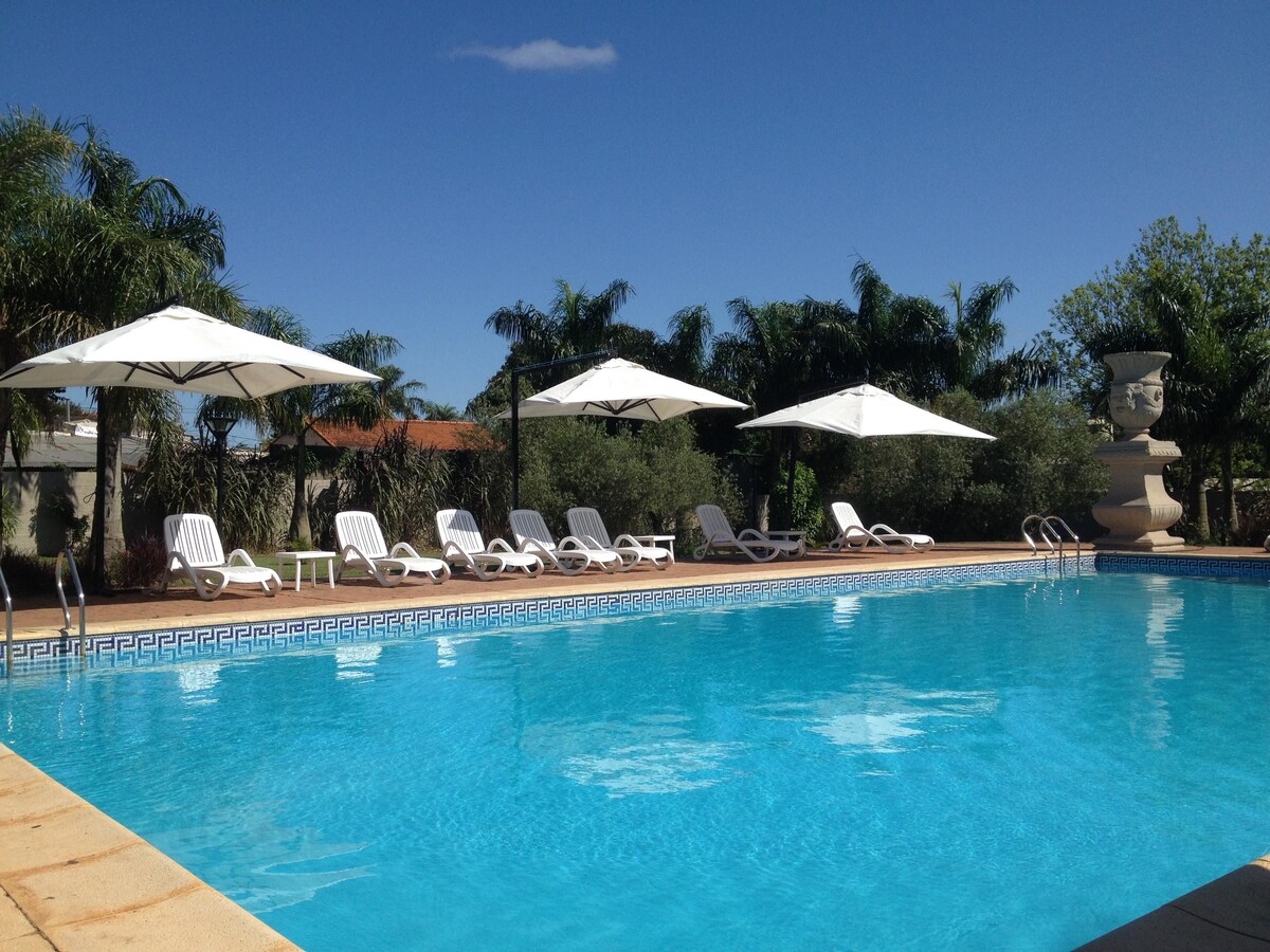 Una piscina al aire libre de temporada