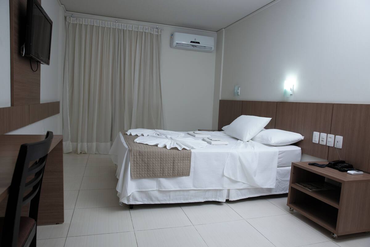 1 habitación, minibar, escritorio y cortinas blackout