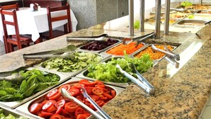 A buffet with various food items including vegetables and salads. - Água Doce Praia Hotel (Ubatuba)