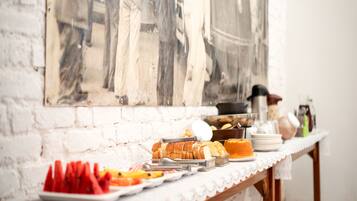 TĂ€gliches inbegriffenes FrĂŒhstĂŒcksbuffet