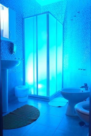 Shower, free toiletries, hair dryer, bathrobes - B&B Il Golfo (Naples)