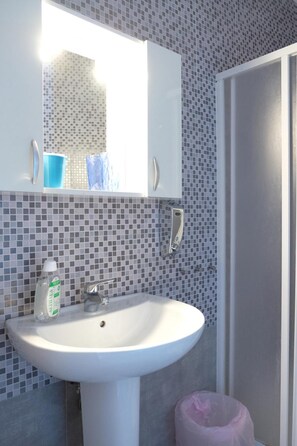 Shower, free toiletries, hair dryer, bathrobes - B&B Il Golfo (Naples)