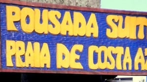 Een bord met de tekst 'POUSADA SUITES PRADA DE COSTA AZUL'.
