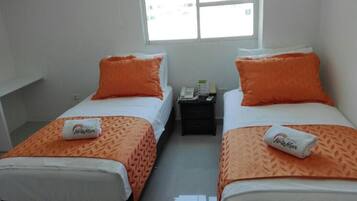 Habitación con 2 camas individuales | Cortinas blackout, wifi gratis y ropa de cama