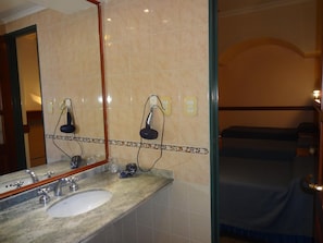 Bathroom | Shower, free toiletries, hair dryer, towels - Hotel Plaza Rafaela (Rafaela)
