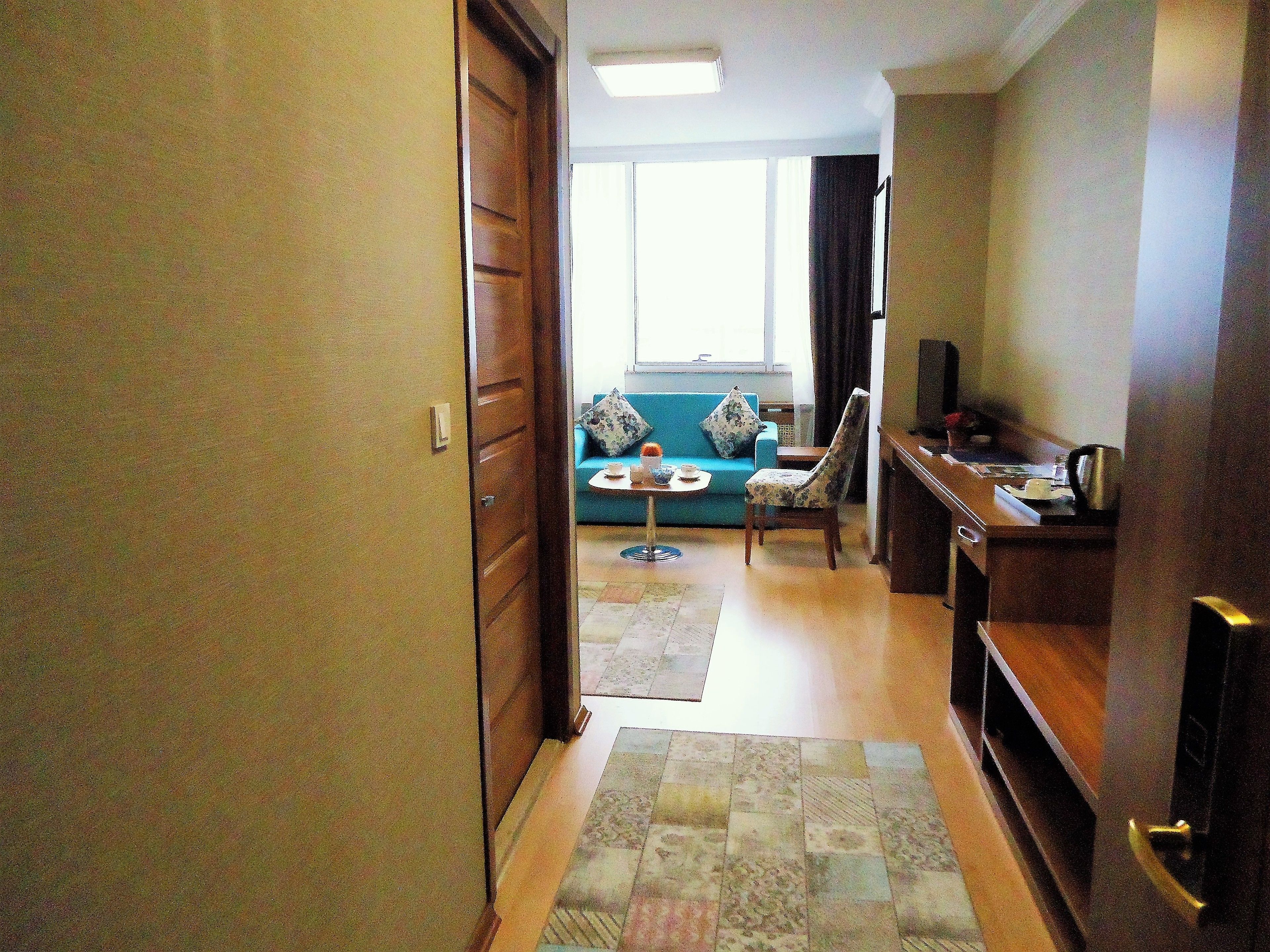 Ropa de cama de alta calidad y minibar con artículos gratuitos 