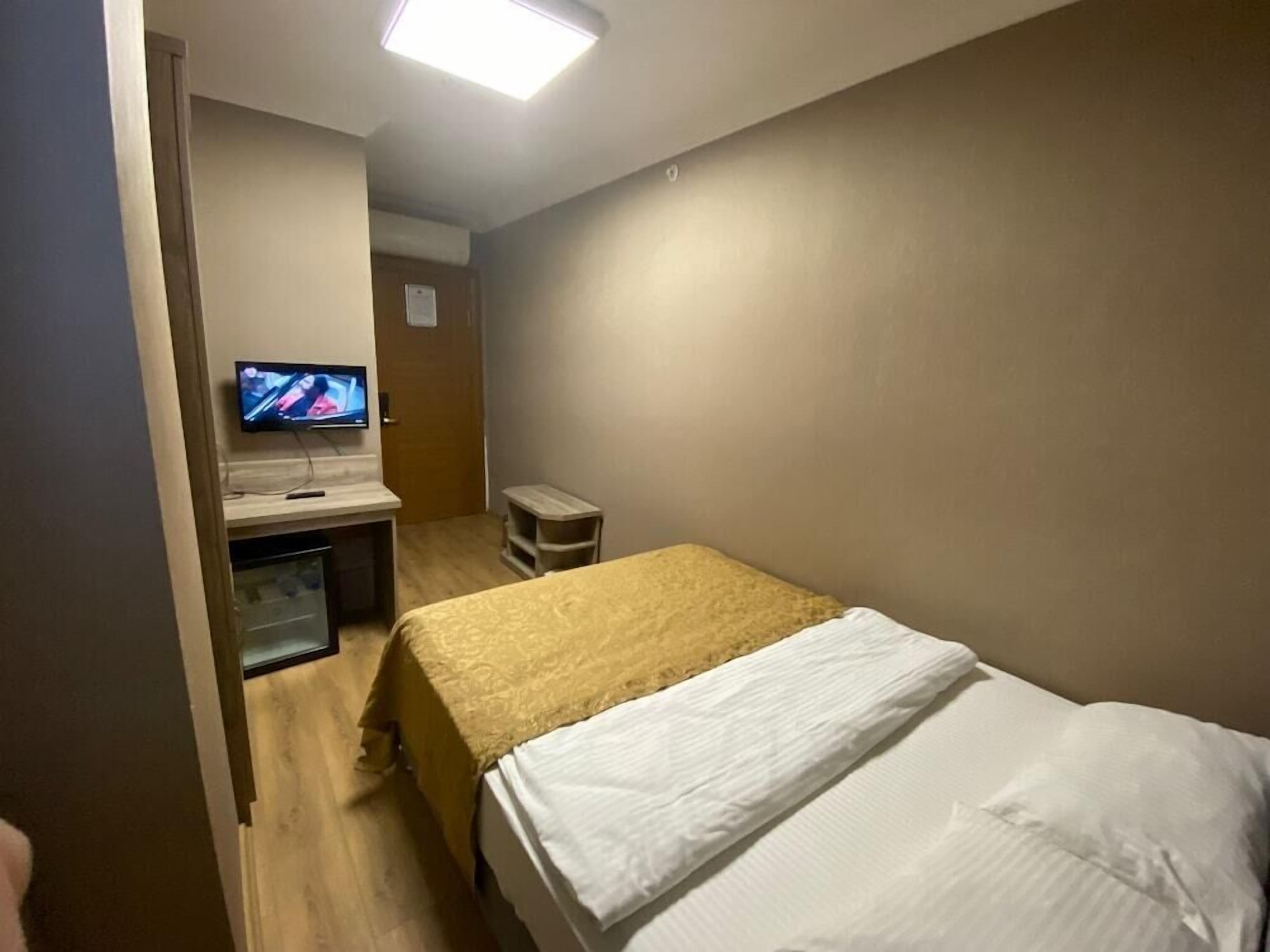 Ropa de cama de alta calidad, artículos del minibar gratis y escritorio 
