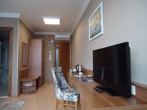 Κλινοσκεπάσματα υψηλής ποιότητας, δωρεάν είδη από το μίνι μπαρ, γραφείο 