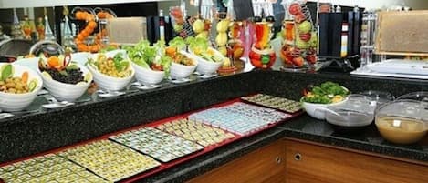 Petit déjeuner buffet (8 EUR par personne)
