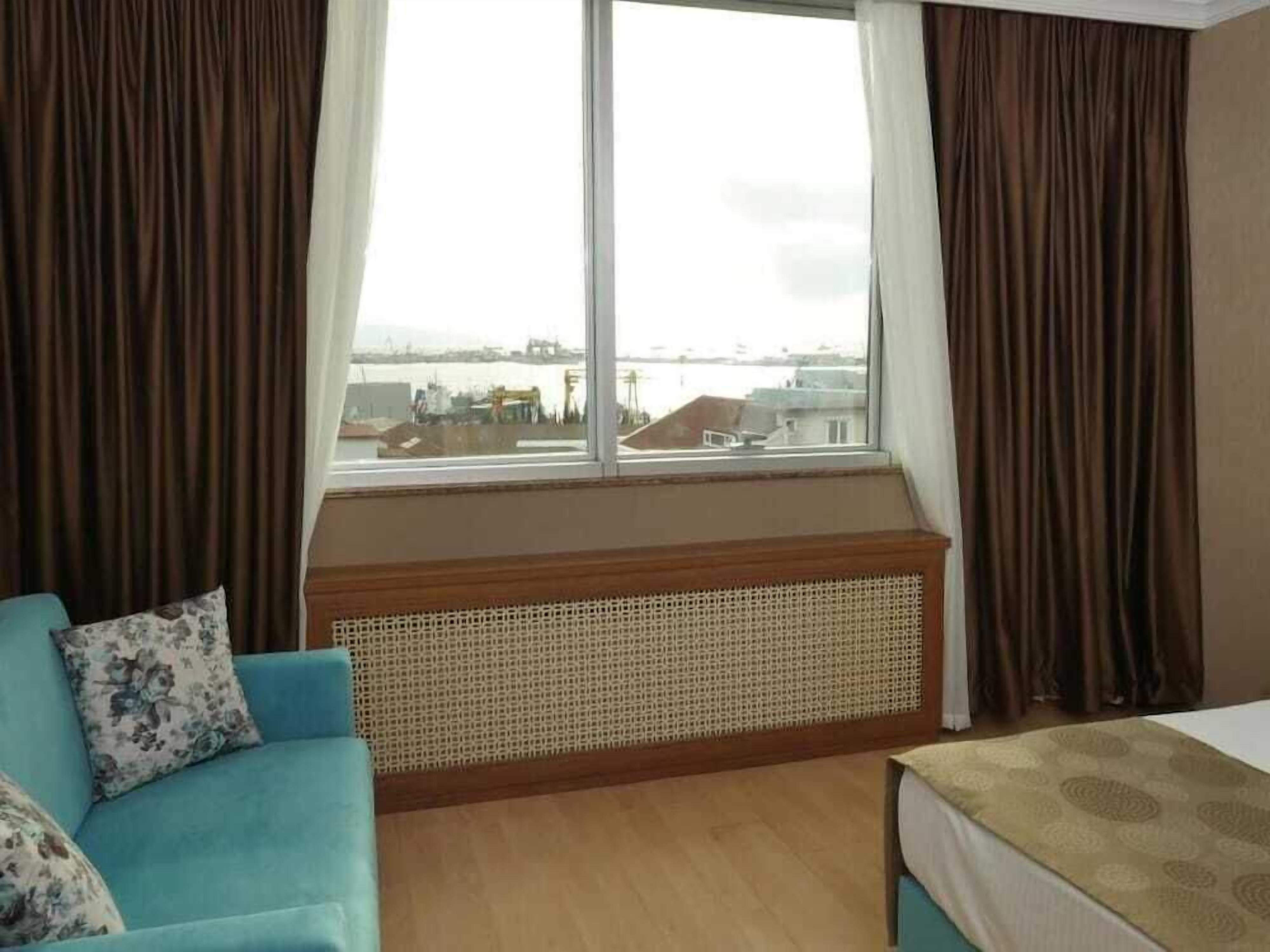 Ropa de cama de alta calidad, artículos del minibar gratis y escritorio 