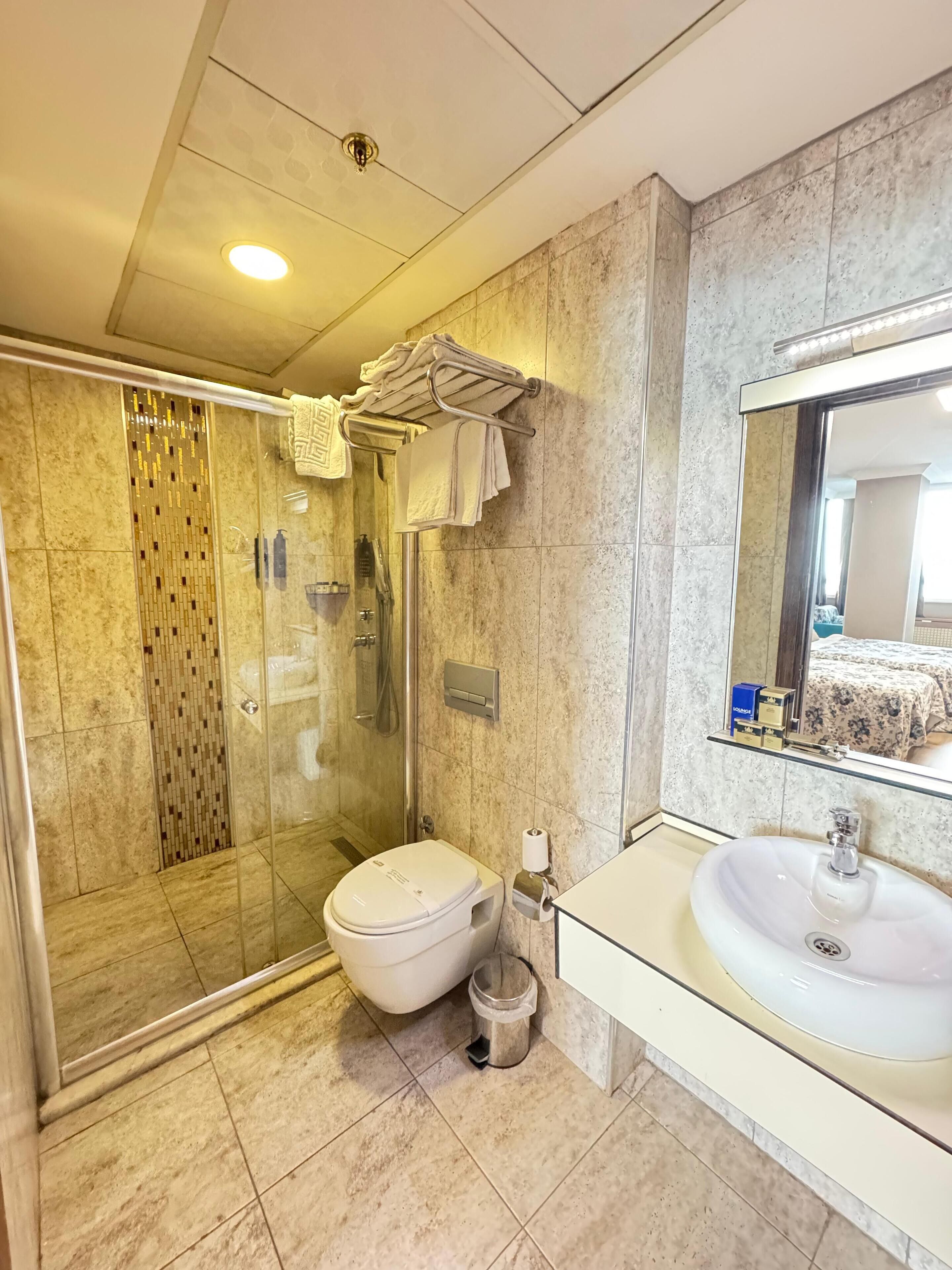 Deluxe Quadruple Room | Bathroom | Shower, free toiletries, hair dryer, slippers