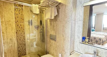 Golden Lounge Hotel