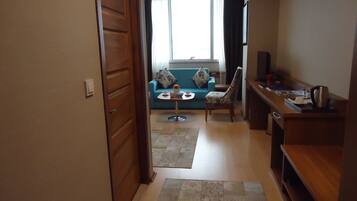 Deluxe Single Room, 1 Bedroom, Sea View | Premium bedding, free minibar, desk, soundproofing