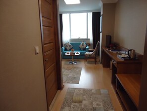 Deluxe Μονόκλινο Δωμάτιο, 1 Υπνοδωμάτιο, Θέα στη Θάλασσα | Κλινοσκεπάσματα υψηλής ποιότητα�ς, δωρεάν είδη από το μίνι μπαρ, γραφείο 