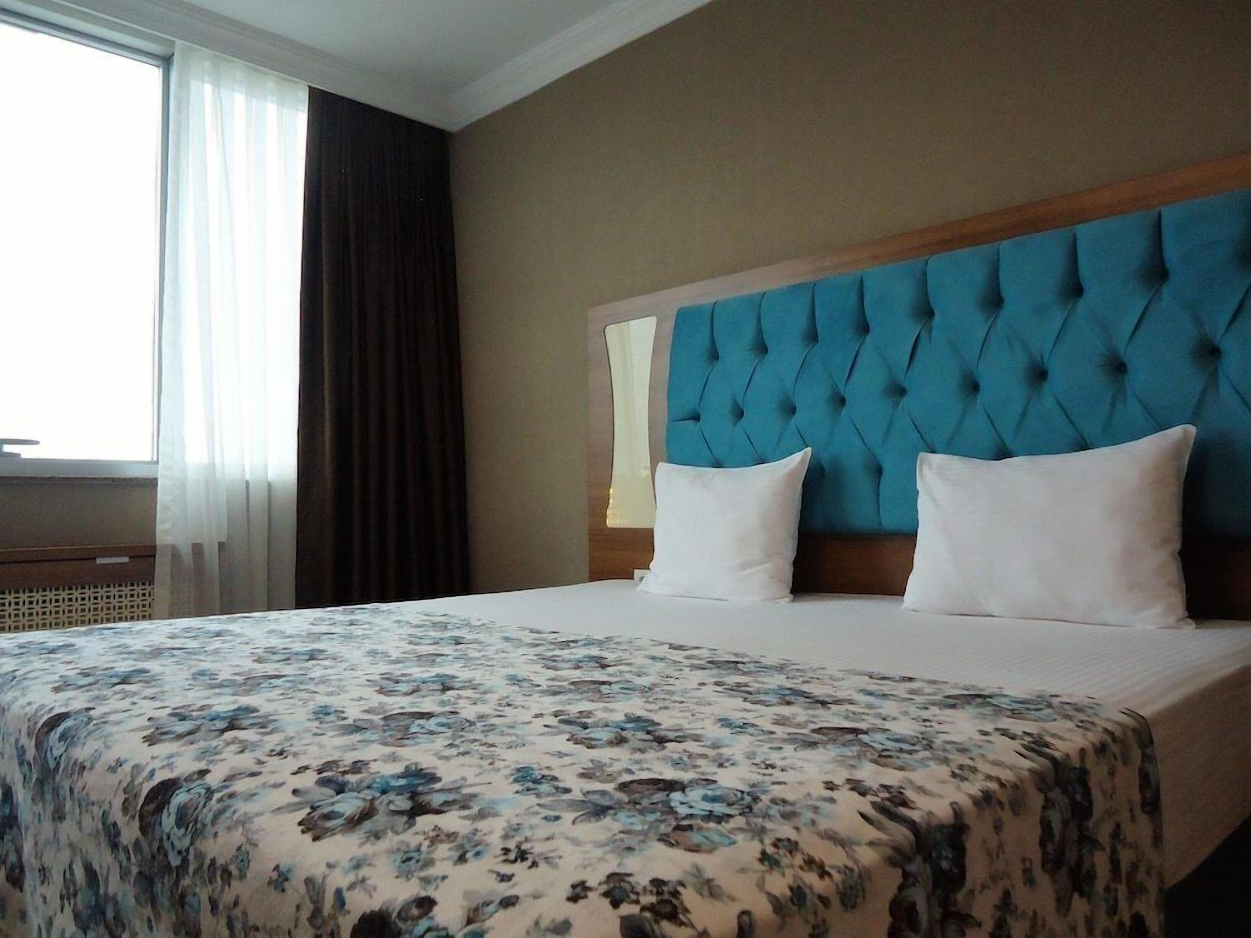 Ropa de cama de alta calidad, artículos del minibar gratis y escritorio 