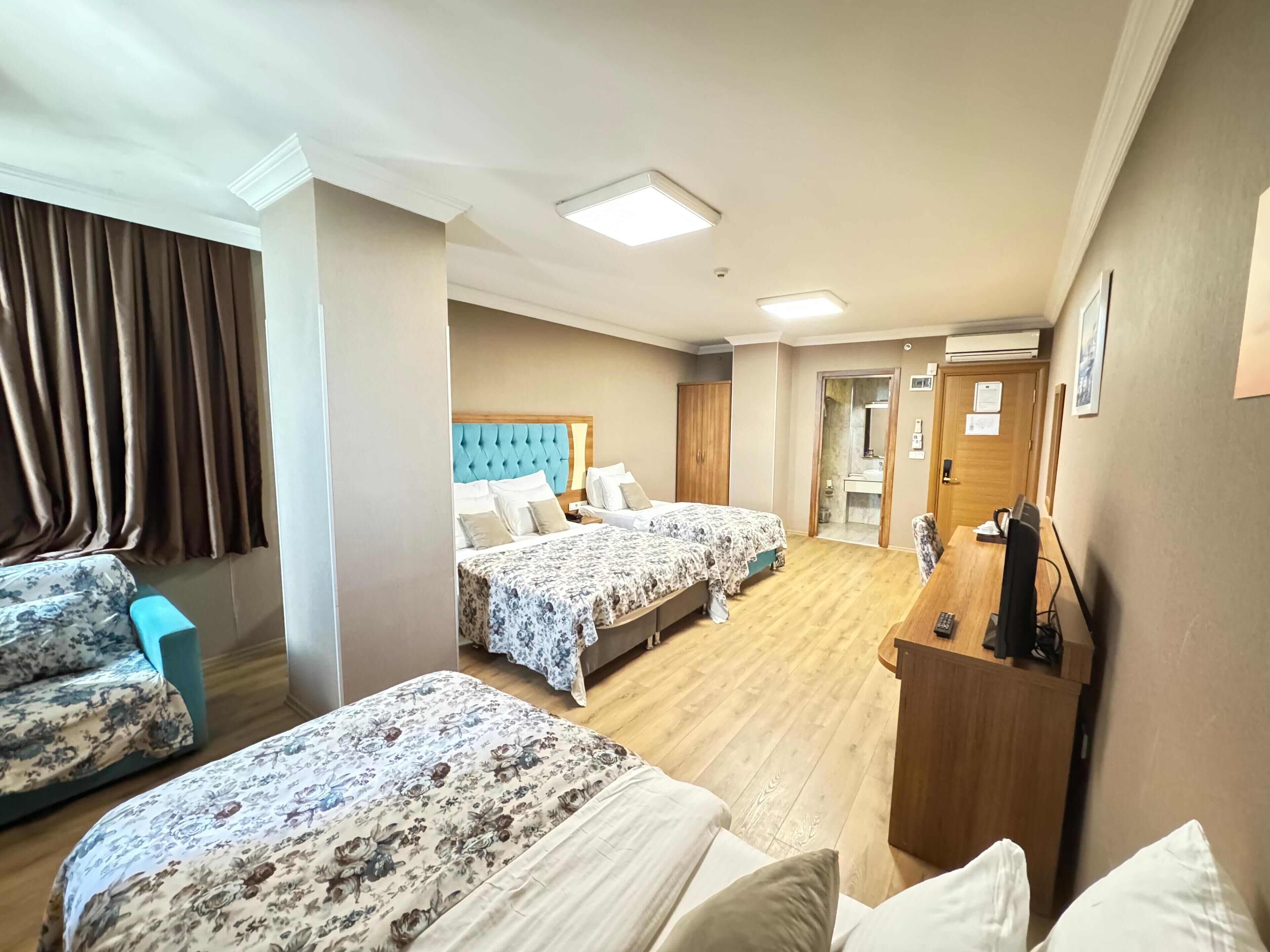 华丽四人房 | 高档床上用品、迷你吧（备有免费物品）、办公桌、隔音