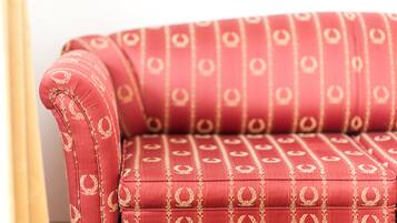 Ein rotes Sofa mit einem gemusterten Design.