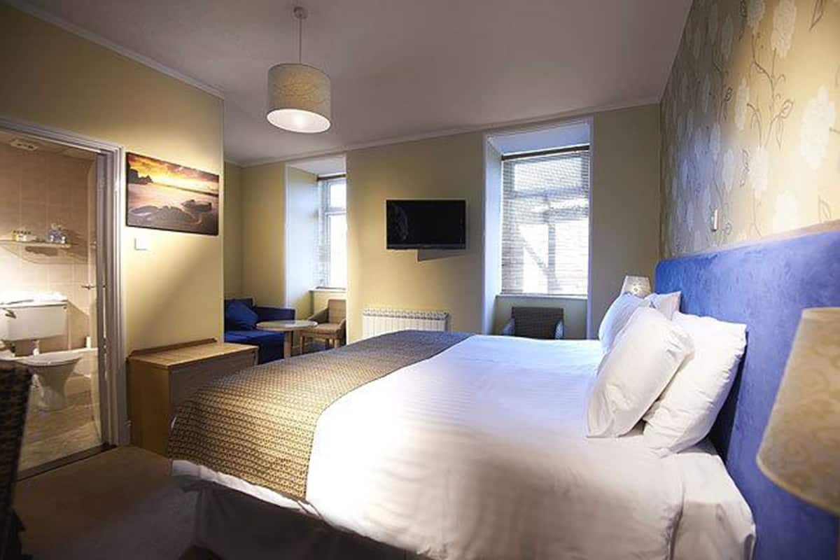 combined shower/bathtub, deep-soaking bathtub, free toiletries