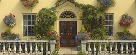 Entrada de la propiedad. Les Rocquettes Hotel