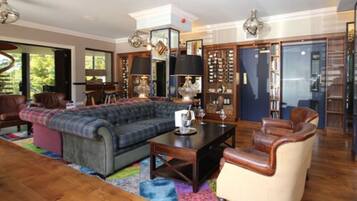 Phục vụ bữa trưa và bữa tối