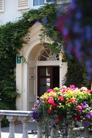 Exterior. Les Rocquettes Hotel