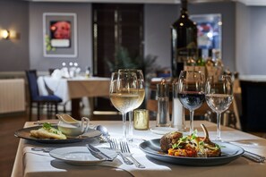 Petit déjeuner et dîner servis sur place, spécialités Cuisine anglaise