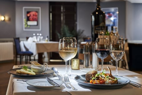 Se sirven desayunos y cenas, cocina británica. Les Rocquettes Hotel