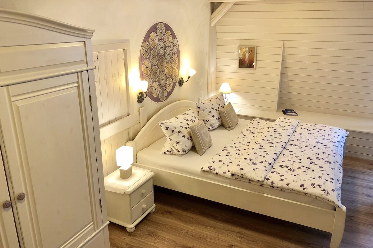 double room, non smoking, private bathroom (engelzimmer) | hypo-allergenic bedding, in-room safe, individually decorated