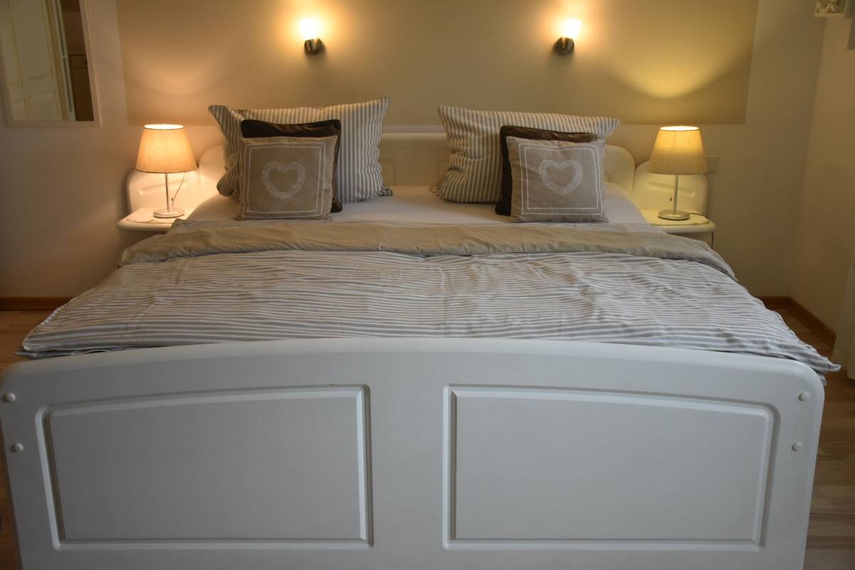 Hypo-allergenic bedding, in-room safe, individually decorated