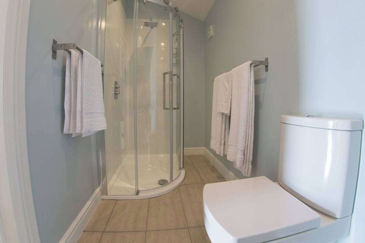 twin room | premium bedding, individually decorated, individually furnished