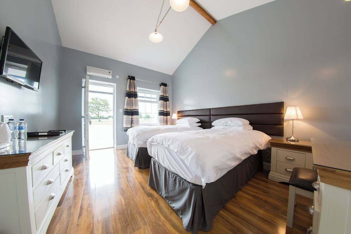 twin room | premium bedding, individually decorated, individually furnished