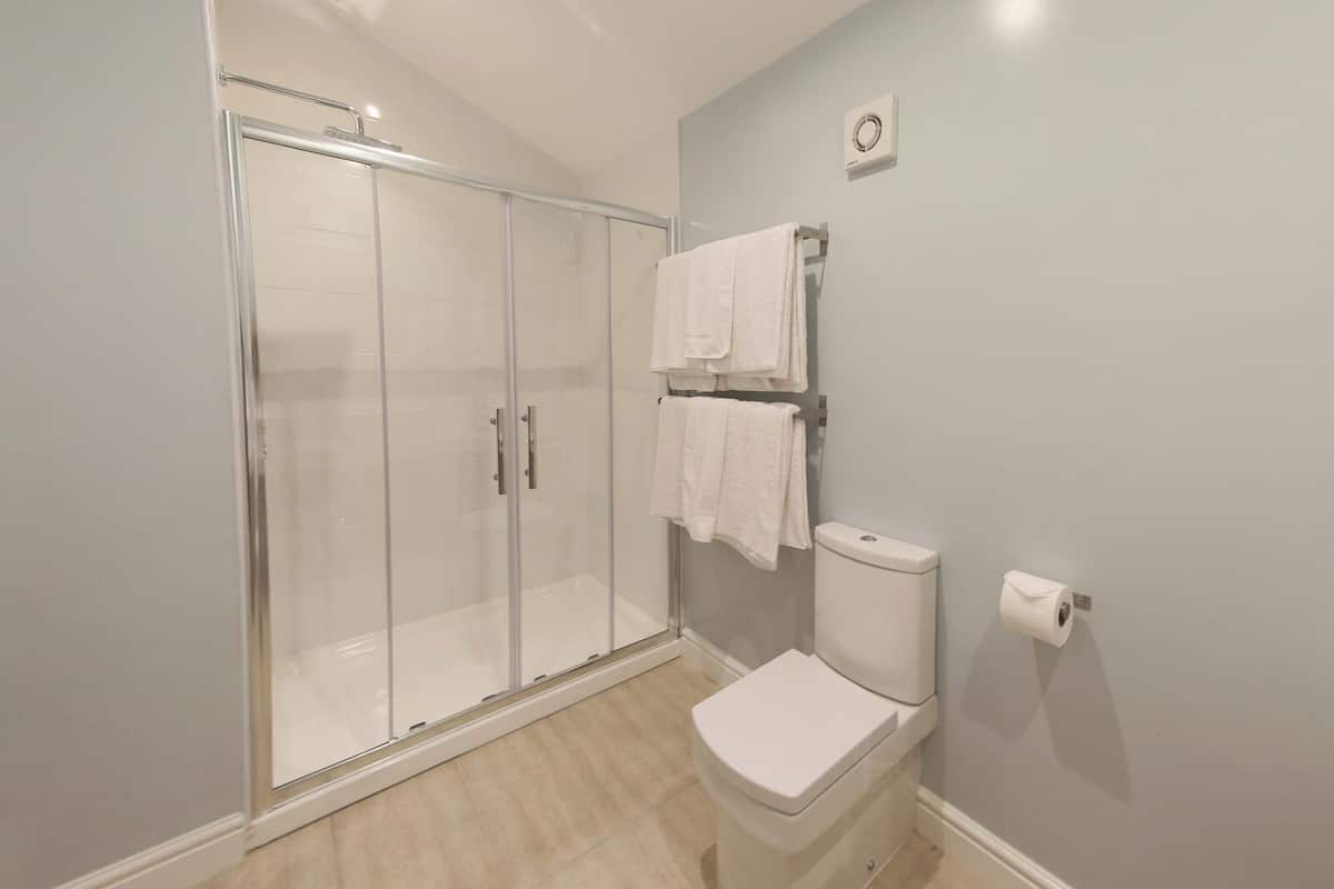 junior suite | bathroom | shower, rainfall showerhead, free toiletries, hair dryer