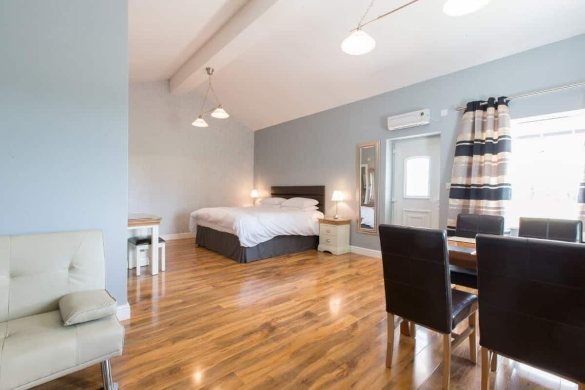 Suite – junior | 14 soverom, sengetøy av topp kvalitet, lydisolert og strykejern/-brett