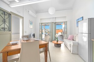 公寓, 1 间卧室, 海景, 副楼 (Hestia) | 起居区 | 32-英寸液晶电视 （配备数码频道）、电视