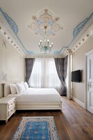 Ropa de cama de alta calidad y minibar 